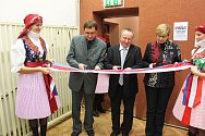 O slavnostní přestřižení pásky při vstupu do rekonstruované sportovní haly se postaral senátorka Hana Doupovcová, starosta Krušina a P. Rudolf Chmelař (první zleva).