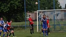 Fotbalisté Babic (červené dresy) ve 25. kole okresního přeboru Uherskohradišťska zdolali předposlední Březolupy 2:0.