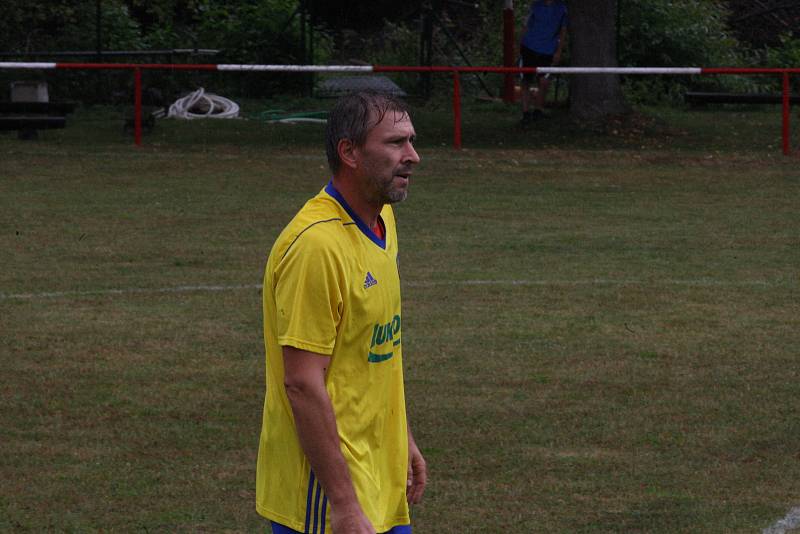 Fotbalisté Částkova (zelenobílé dresy) v rámci oslav výročí 80. let vyzvali starou gardu ligového Zlína.