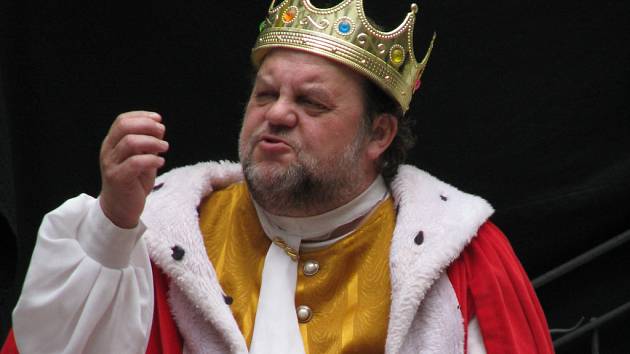  V pohádce Princové jsou na draka ztvárnil krále režisér, herec a majitel divadla Karel Hoffmann.