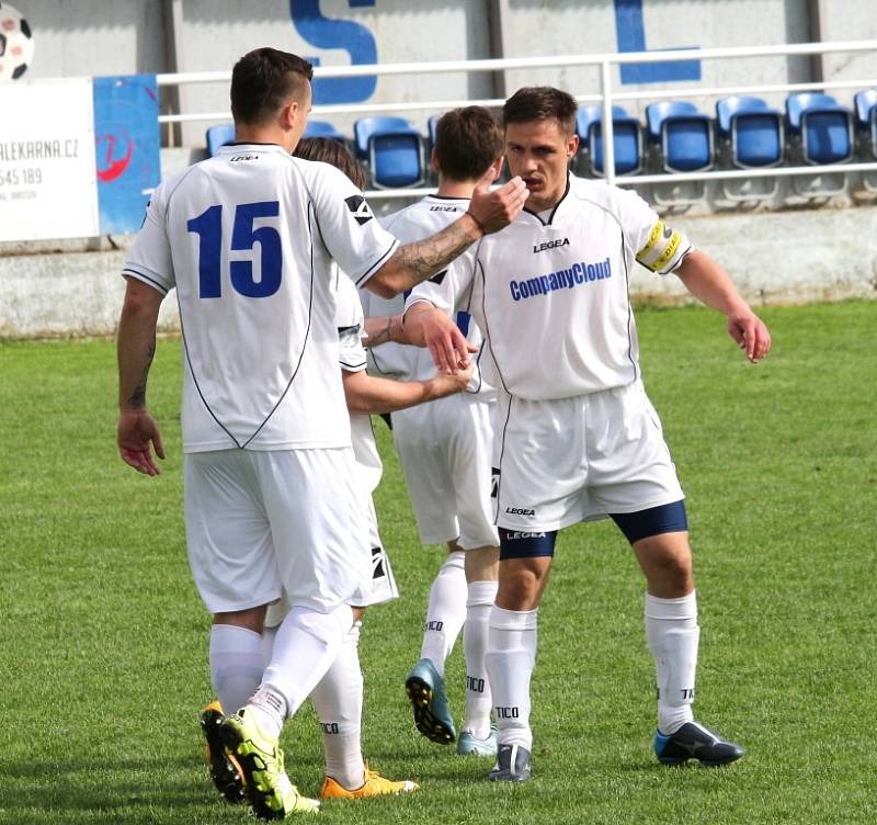 21. kolo Okresní přebor OFS Uherské Hradiště:  Jarošov (v bílém) – Bílovice 5:0