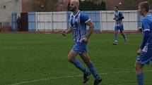 Fotbalisté Hluku (modré dresy) zakončili podzimní část sezony domácí výhrou nad Nivnicí 3:1.