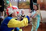Ve společenském sále sušického obecního úřadu si děti užívaly při karnevalovém veselí spousty her a soutěží s klaunem Milanem Kurou.