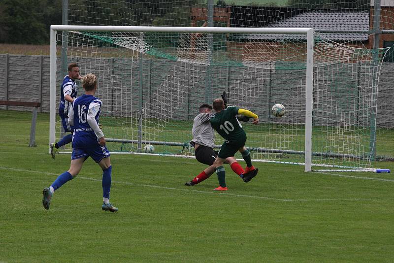 Fotbalisté Nivnice (zelené dresy) doma otočili zápas 7. kola I. A třídy skupiny B, Nedachlebice zdolali 2:1.