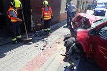 Záchranáři zasahují ve čtvrtek 29. června 2023 v Ostrožské Nové Vsi, kde řidič narazil autem do domu. Příčinou byl zřejmě mikrospánek.