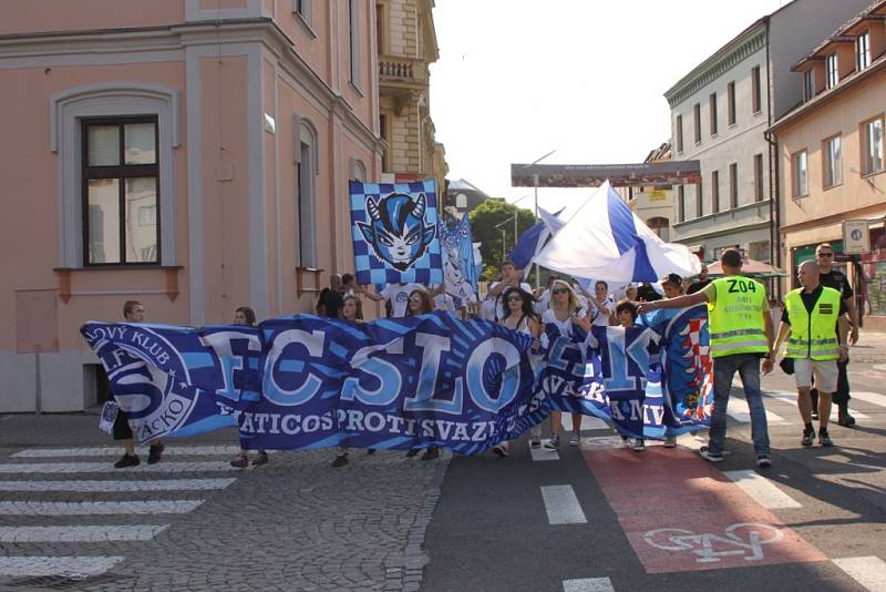 Pochod fanoušků Slovácka Uherským Hradištěm před utkáním 1. FC Slovácko - Jihlava.