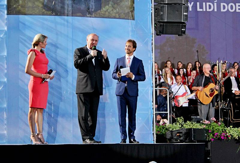 KONCERT. V průběhu Večera lidí dobré vůle vládla před velehradskou bazilikou nádherná atmosféra.