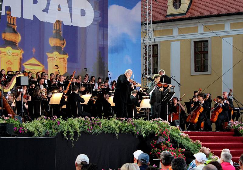 KONCERT. V průběhu Večera lidí dobré vůle vládla před velehradskou bazilikou nádherná atmosféra.