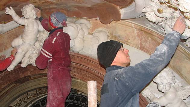 Restaurátoři dokončují obnovu štukové výzdoby v kapli Andělů strážných.