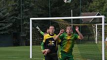 Fotbalisté Strání (černožluté dresy) v sobotním domácím hodovém duelu přehráli Napajedla 3:0.