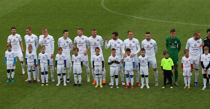 Fotbalisté Slovácka (v bílých dresech) se ve skupině o záchranu utkali s Opavou.