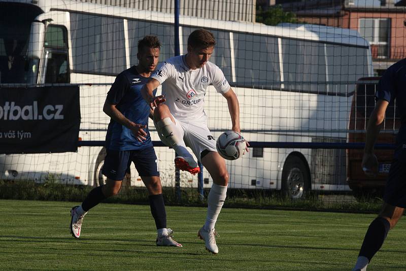 Fotbalisté Slovácka (bílé dresy) na úvod letní přípravy přehráli druholigový Vyškov 6:1.