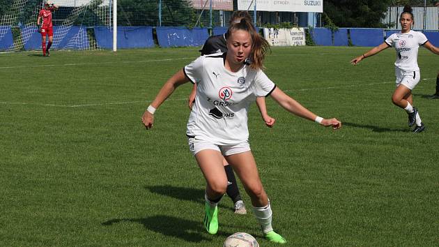 Fotbalistky Slovácka (bílé dresy) skončily po základní části na třetím místě první ženské ligy. 