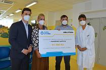 Dětské oddělení Uherskohradišťské nemocnice přivítalo ve středu 15. září zakladatelku a prezidentku Nadačního fondu Kapka naděje Vendulu Pizingerovou. 