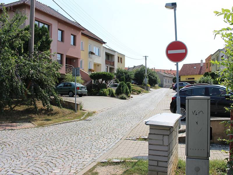 Jednosměrka v ulici Družstevní naštvala tamní obyvatele, posbírali podpisy za její otočení.