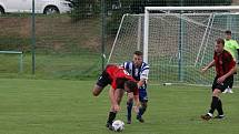 Fotbalisté Zlechova (červené dresy) prohráli ve 2. kole krajského poháru s Nedachlebicemi 1:2 na penalty.