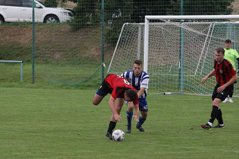 Fotbalisté Zlechova (červené dresy) prohráli ve 2. kole krajského poháru s Nedachlebicemi 1:2 na penalty.