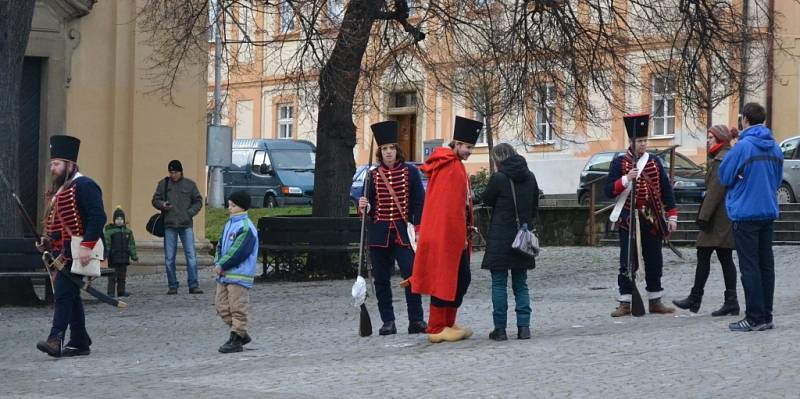 Kateřinský jarmark v Uherském Brodě hlídala stráž v kostýmech.