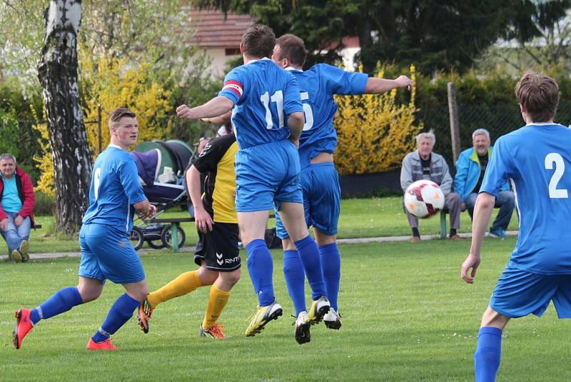 Fotbalisté Sušic hostili v okresním přeboru Bánov(v modrém). Utkání skončilo 4:1.