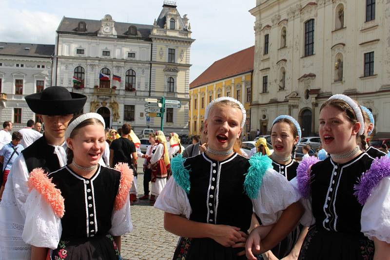 Krojovaný průvod v ulicích Uherského Hradiště tradičně patří k zahájení Kunovského léta. 