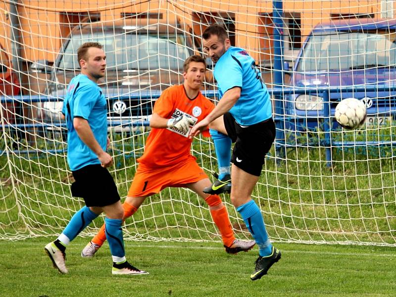 Fotbalisté Jarošova porazili Sušice (v modrém) 3:1.