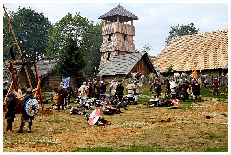 Skupina Velkomoravané spolu s historickými zahraničními uskupeními lidem ukáží, jak se žilo, pracovalo a bojovalo na Velké Moravě.