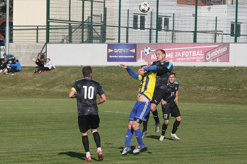 Fotbalisté Buchlovic (žlutomodré dresy) v posledním zápase podzimní části podlehli vedoucím Osvětimanům 1:2.