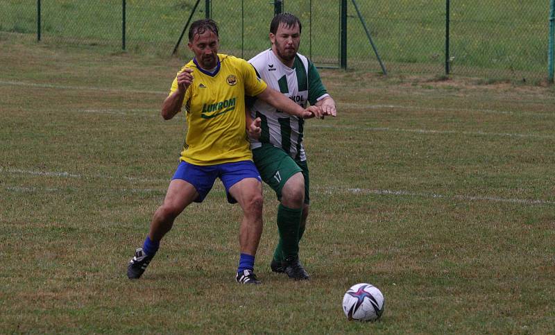 Fotbalisté Částkova (zelenobílé dresy) v rámci oslav výročí 80. let vyzvali starou gardu ligového Zlína.