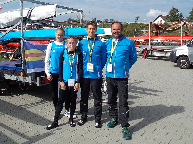 Výprava TJ Ostrožská Nová Ves na závodech olympijských nadějí v Račicích - na snímku jsou zleva Veronika Húsková, Vendula Kyselá a Jiří Zalubil s novoveským trenérem Vítem Pjajčíkem.