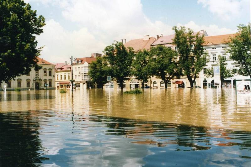 Povodeň v červenci 1997 v Uh. Hradišti. Masarykovo náměstí.
