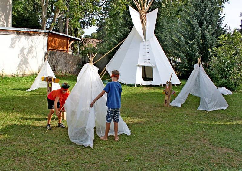 Malí indiáni osídlili hradišťskou Zahradu lišky Bystroušky