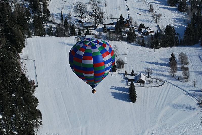Přelet přes Lysou horu zvládl jediný ze tří balonů. Výhledy na Moravskoslezské Beskydy byly úchvatné.