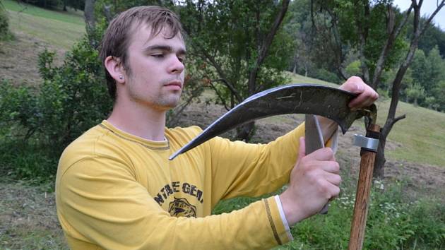 Žítkovské senoseče pořádané hnutím Brontosaurus se letos účasntí patnáctka dobrovolných pracovníků.