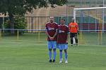 Fotbalisté Slavkova (bíločervené dresy) na úvod nové sezony zdolali Velký Ořechov 1:0.