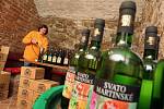 Poslední ze 700 lahví Svatomartinského vína připravovali k distribuci ve středu 10. listopadu v malém vinařství rodiny Sojákovy v Polešovicích. 