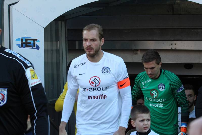 Fotbalisté Slovácka (v bílých dresech) se ve šlágru 18. kola HET ligy utkali se Spartou Praha. Televizní duel ovlivnilo mrazivé počasí. Foto: Deník/Stanislav Dufka