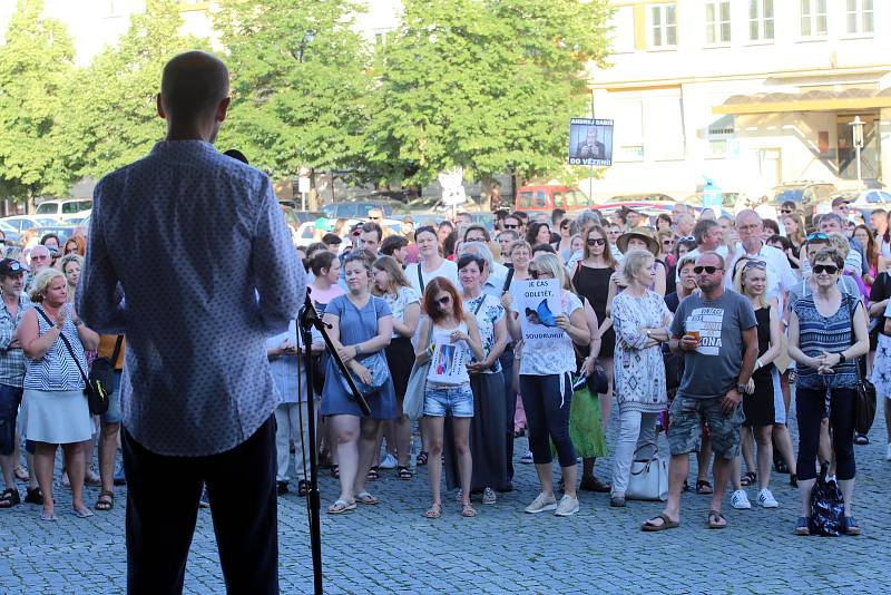 Demonstrace za nezávislou justici a proti vládě Andreje Babiše na Masarykově náměstí v Uherském Hradišti - 11. 6. 2019