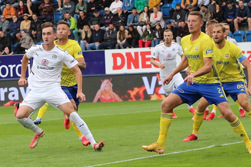 Fotbalisté Slovácka (bílé dresy) se v 8. kole FORTUNA:LIGY utkali se sousedním rivalem ze Zlína.
