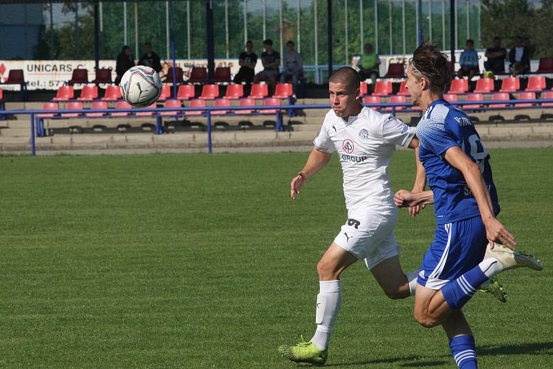 Fotbalisté Slovácka B (bílé dresy) v 6. kole MSFL podlehli Uničovu 1:2.