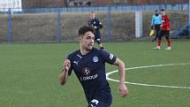 Fotbalisté Slovácka B (modré dresy) v přípravném zápase porazili divizní Hodonín 2:0. Oba góly vstřelil Pavel Juroška.