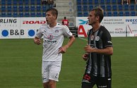 Záložník Slovácka Daniel Mareček (v bílém dresu) při zápase s Českými Budějovicemi. 