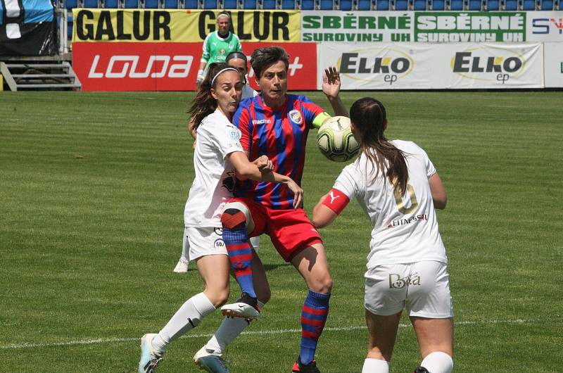 Fotbalistky Slovácka (bílé dresy) v poslední domácím zápase letošní sezony hostily čtvrtou Plzeň.