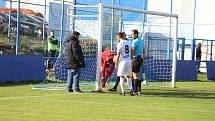 Fotbalisté Slovácka B (modré dresy) ve 14. kole MSFL vyzvali na kunovické Bělince rivala ze Zlína.