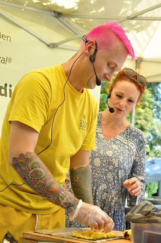 Lukáš Neckář připravuje svou specialitu - color sushi - na Garden Food Festivalu ve Smetanových sadech v Uherském Hradišti; sobota 22. srpna 2020