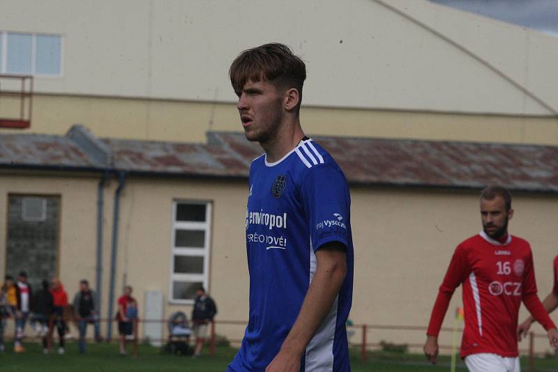 Fotbalisté Uherského Brodu (červené dresy) ve 2. kole MOL Cupu podlehli druholigové Jihlavě 1:2 a v poháru končí.