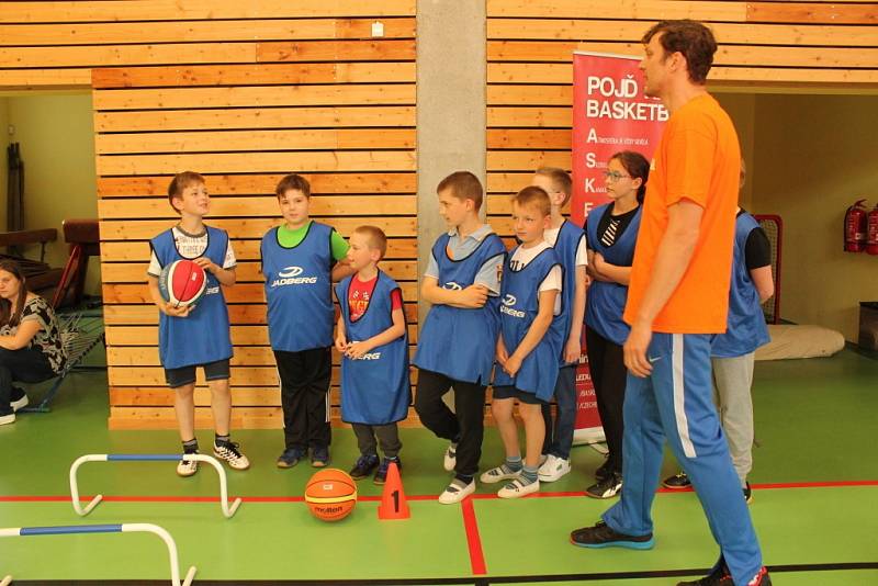 Reprezentanti přijeli do boršické školy ukázat dětem, jak se hraje basketbal na nejvyšší úrovni.  