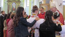 Celkem 36 katolíků přijalo v neděli 6. října ve zcela zaplněném bílovickém kostele Narození sv. Jana Křtitele svátost biřmování