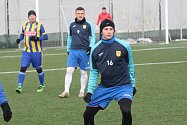 Fotbalisté Bojkovic (tmavě modré bundy) v prvním zimním přípravném zápase přehráli Slavkov 6:2.