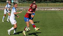 Fotbalistky České republiky do devatenácti let (červené dresy) remizovaly na hřišti v Dolním Němčí se sousedním Slovenskem 1:1.