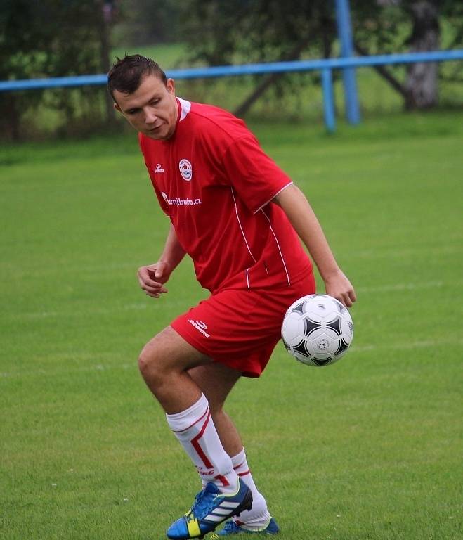 Fotbalisté Kostelan (bílé trenýrky) poprvé v sezoně vyhráli, Mistřice naopak zůstávají bez bodu poslední.